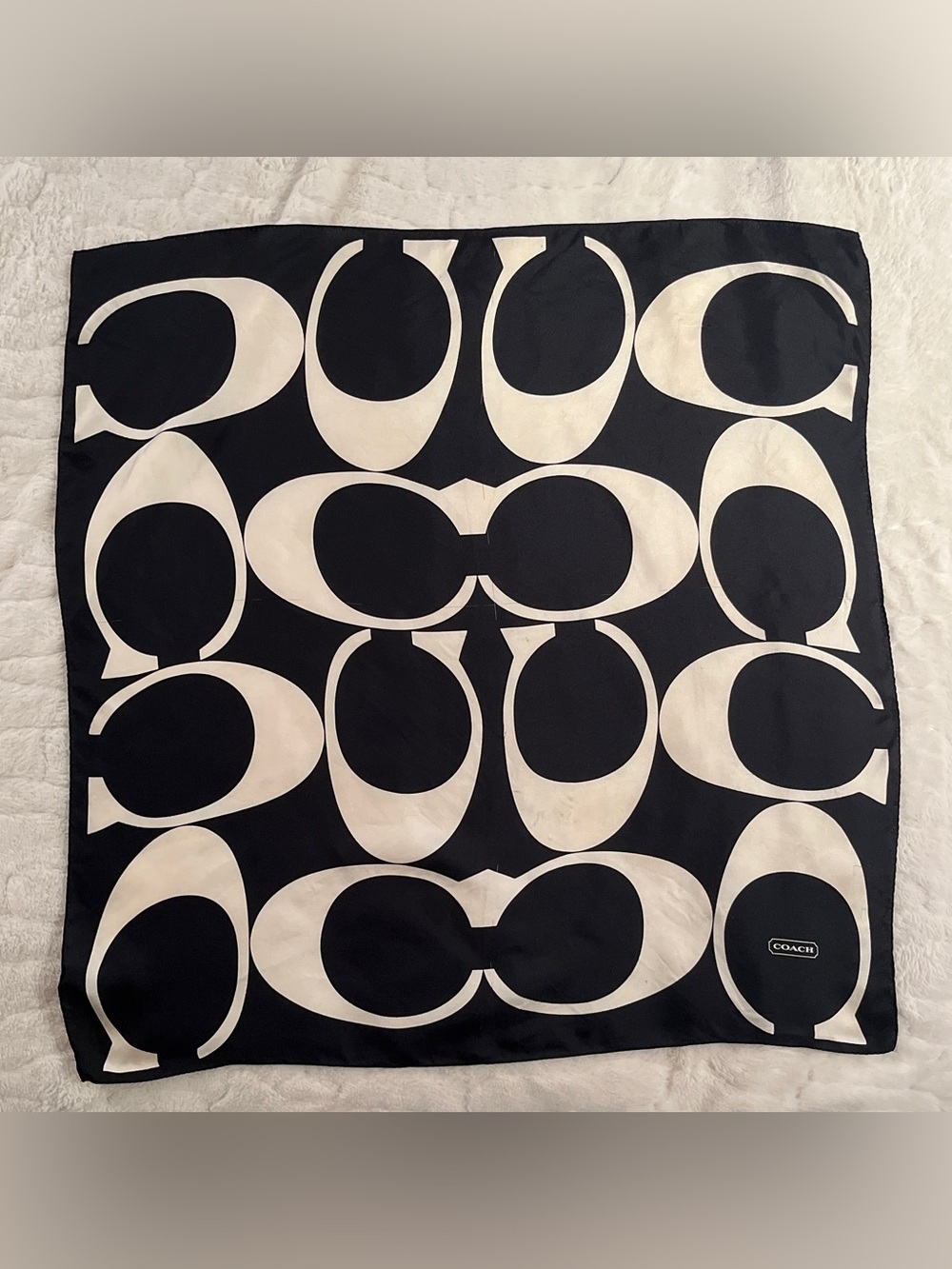 COACH Vintage Bold Signature C
Monogram 100% Silk Square Scarf
Black & Off-White
